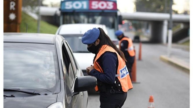 CONTROLES. Continúan los retenes policiales para garantizar el aislamiento..