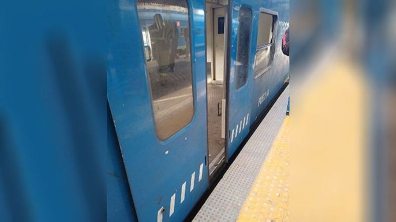 Los coches con las puertas rotas, asientos en mal estado, falta de higiene. La gente no cuida nada, en Palermo y Retiro te piden permiso, pasás Villa del Parque y viajás como ganado, nadie controla nada. #TrenSanMartín, nunca dejó de ser un servicio malo. César / @eldread_..