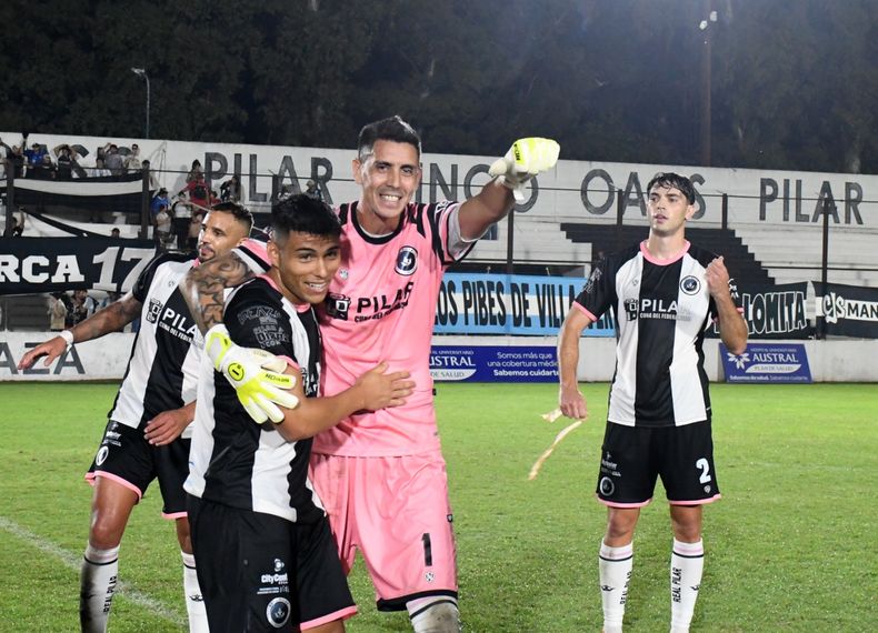 FELICIDAD. Enzo Franco y Martín Perafán festejan la sufrida victoria ante Laferrere. Atrás se suman David Achucarro y Francisco Abre.