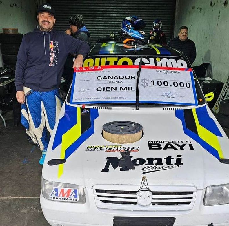 C&eacute;sar V&aacute;zquez junto a su auto y el cheque que gan&oacute; en el sorteo.