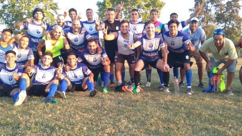 FELICIDAD. Jugadores y cuerpo técnico de Flecha ganó el clásico de barrio..