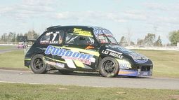 GANADOR. El Fiat de Cordone rumbo a la bandera a cuadros, en La Plata..