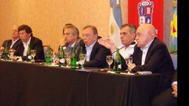 El proyecto massista que limita las reelecciones de los intendentes genera dudas..