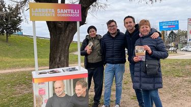 EN LA CALLE. Neuspille con vecinos junto a una de sus pancheras.