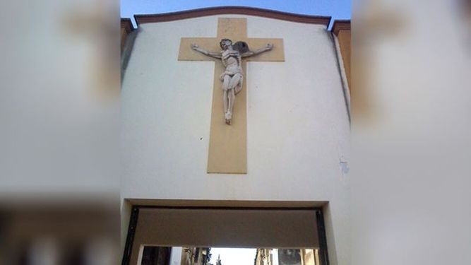 Siendo un sitio de interés turístico no deberíamos permitir que el hornerito haga su nido en el hombro de Cristo. Pienso que si lo dejan así, a mí no me va a molestar. Que decida Achával. Jorge..