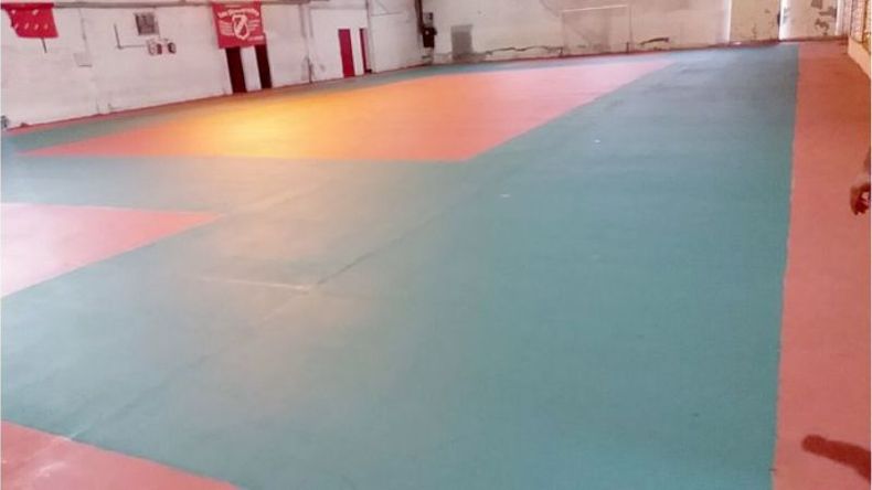 Va tomando color. El gimnasio de fútbol de Sportivo Pilar fue pintado en el receso para afrontar un 2017 en el que apuntará a varios frentes: Liga Argentina, el Torneo de Escuelita y el Futsal. Verde de corazón rojo es la imagen con la que quedó ahora el piso del gimnasio Nº2 del club de la Avenida. La subcomisión del fútbol trabajó intensamente para llegar al día del debut (sábado último) en la apertura del Torneo de Verano de la Liga Argentina..