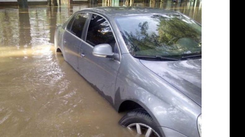 Auto en Manantial..