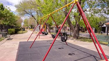 LAS HAMACAS ESPERAN. La plaza de Los Niños permanece cerrada desde el inicio de la cuarentena. (FOTO: Vero Carro). .