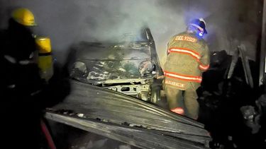 TALLER INCENDIADO. Debieron trabajar tres dotaciones de bomberos de Pilar.&nbsp; 