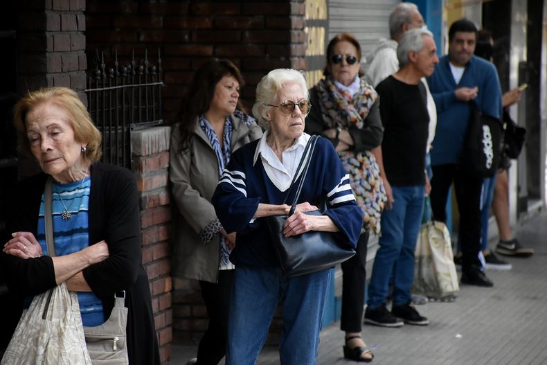 Cobran hoy los jubilados y pensionados con ingresos de hasta $70.938 y DNI terminado en 0. Enterate de todo el calendario de pagos de junio.