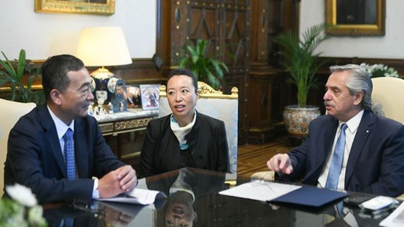 PROYECTO. Alberto Fernández con Bi Yanchun. La obra será clave para Pilar y la región..