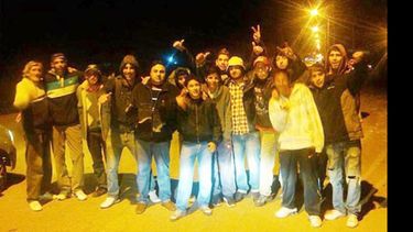 Vecinos del barrio La Esperanza sostenían anoche el bloqueo de la ruta 234. Aguardaban respuestas de Edenor..