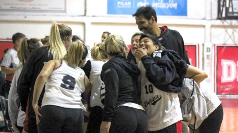 BÁSQUET. Las Rojinegras se acostumbran a festejar..