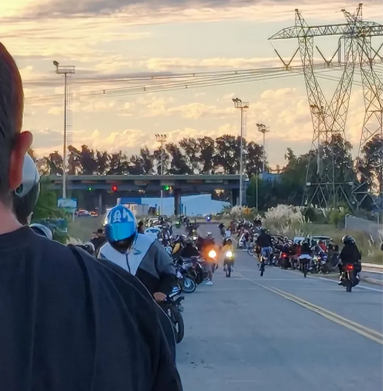 Las picadas de motos tambin se dan en la autopista Pilar-Pergamino cerca del peaje Larena