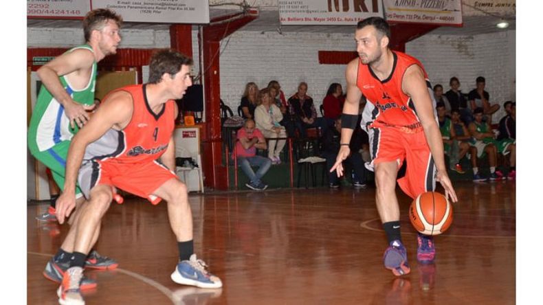 Marcos Jelavich (der.), de Sportivo..