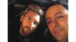 El más grande en Pilar. Sí señores, antes de regresar a Barcelona, Lionel Messi pisó tierra pilarense. El viernes a la noche se lo vio saliendo del country Campo Grande, en nuestra ciudad, al volante de su auto. Una vez que superó el asombro, el vecino Gabriel Machica le pidió una foto, la cual ya luce en su perfil de Facebook. El ídolo, como siempre, accedió al pedido y regaló su sonrisa para la selfie..
