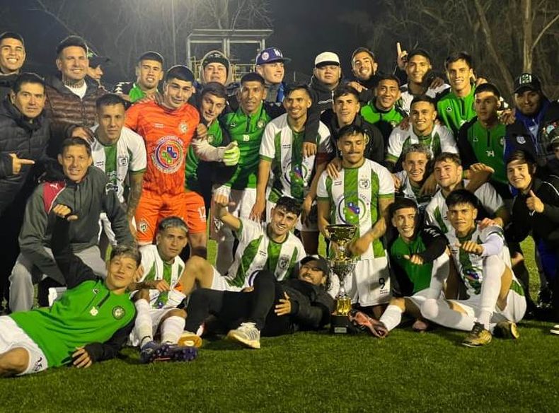 FELICIDAD. El plantel de Somra festeja la clasificación al Regional Federal Amateur 26/27.