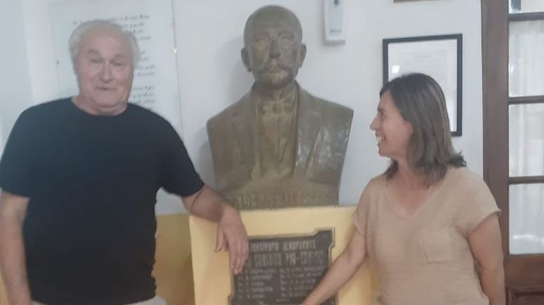 La presidente del Consejo Escolar, Victoria Carey, junto a su padre Carlos, quien fuera alumno, docente y directivo de la institución. .