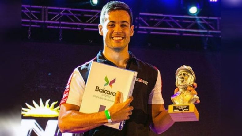 PREMIO. Azar recibió una distinción en Balcarce por su bicampeonato en el TRV6..