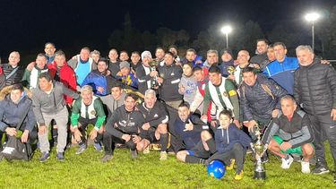 AMISTAD. Los planteles de Pilar FC y San Martín posaron juntos tras la entrega de premios.
