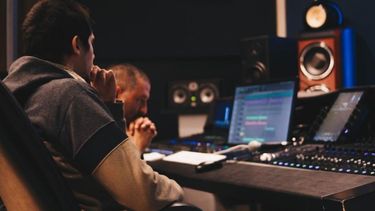 Los diez competidores de la Liga Pilarense de Freestyle graban en un estudio de primera línea. .