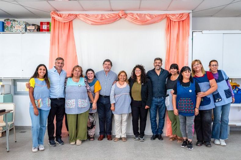 ALEGRÍA. Achával y los funcionarios provinciales compartieron la recorrida con la comunidad educativa.