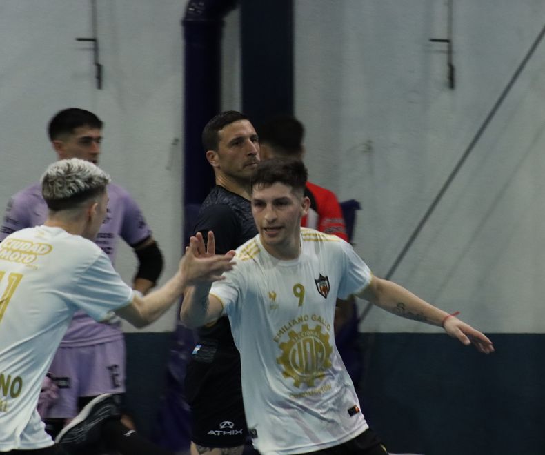 GOLEADOR. Jonatan Valdebenito, autor de 5 tantos, se saluda con Nicolás Costantino.