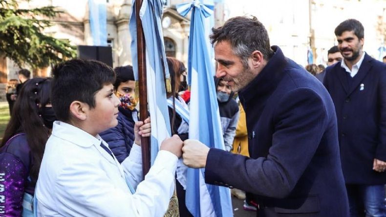 ABANDERADO. Achával saluda a uno de los alumnos que participó del acto..