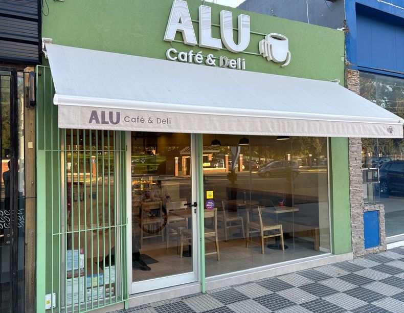 ALU Café está ubicado sobre la Avenida Presidente Perón, frente al Hospital Austral.