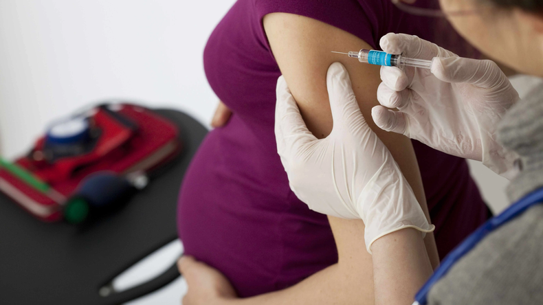 Las personas embarazadas deben aplicarse la vacuna contra el Virus Sincicial Respiratorio (VSR) entre las semanas 32 y 36 de gestaci&oacute;n.