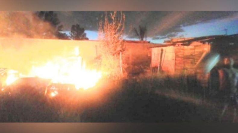 EN LLAMAS. La vivienda se prendió fuego durante la madrugada. (FOTO: @juancaimpacto)..
