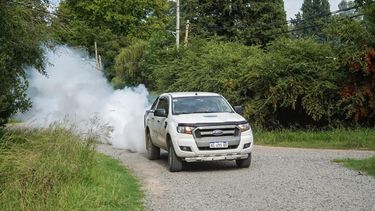 PREVENCIÓN. El Municipio fumiga las áreas cercanas a los casos confirmados. &nbsp;