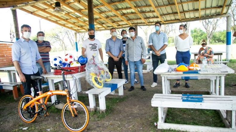 Los funcionarios entregaron materiales deportivos. .