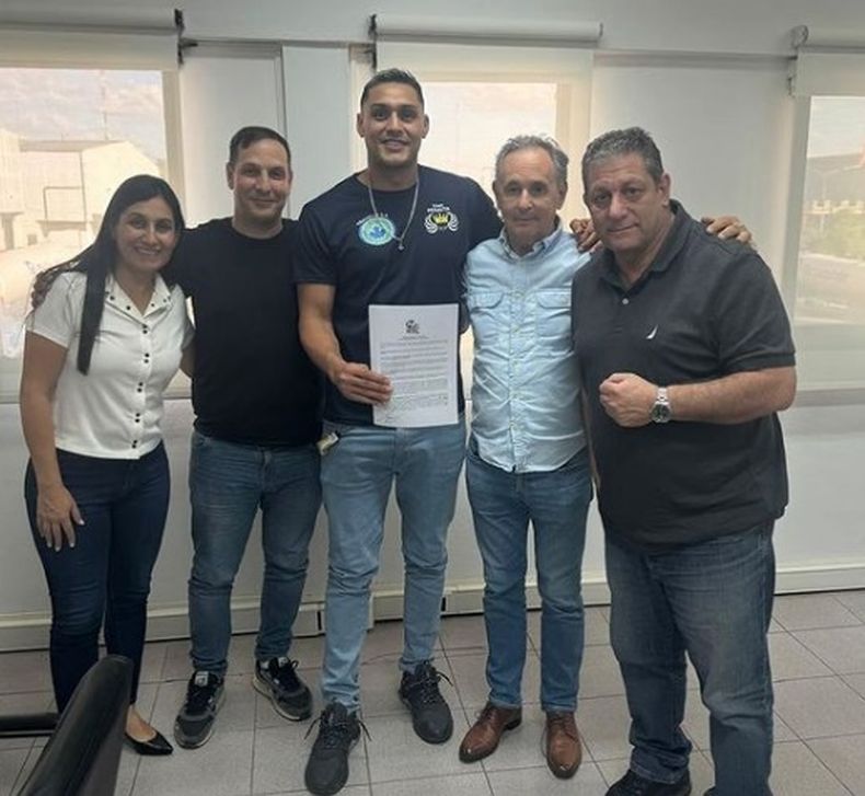 Rubricado. Yamil Peralta celebrando la firma del combatepor el título interino mundial.