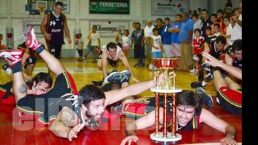 De cabeza a la copa. Daniel Castro y Nicolás Medina derrochan felicidad..