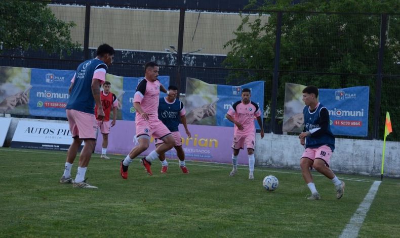 PELOTA. Morán, Rodríguez Silva, Leguiza y Gómez durante el entrenamiento en el estadio.