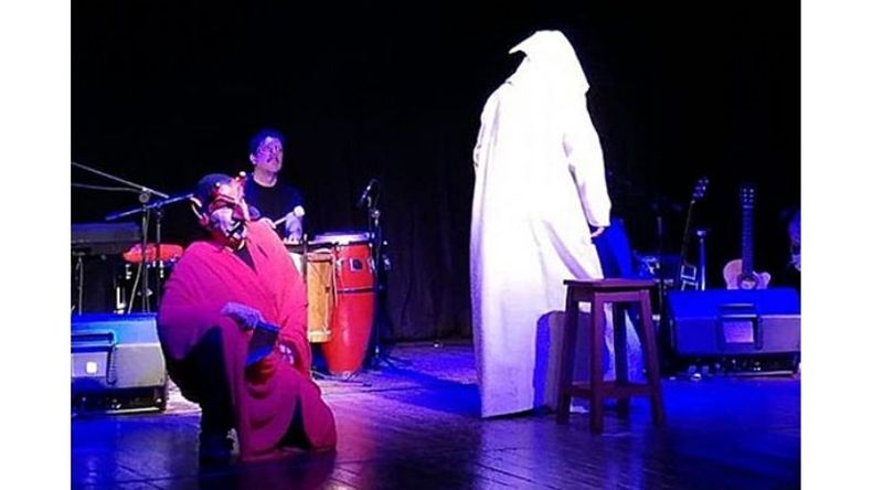Para el diablo. Mucha música, manifiestos, monólogos y sketches tuvo “Mandinga en el paraíso”, que el sábado se presentó en el Lope de Vega abordando climas dramáticos, poéticos y humorísticos de la mano de Claudio Gallardou, Andrés Pérez Alarcón, Alejandro Sanz y Juan Concilio..