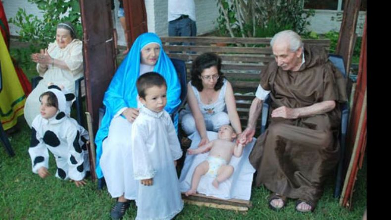 Los abuelos del Hogar Santa Rita recrearon el nacimiento de Jesús..