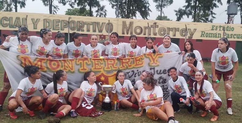 PRIMER TÍTULO. Las jugadoras de Monterrey posan con la remera de campeonas en la Liga Escobarense.