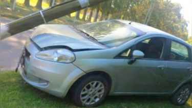 ESCENA. El auto subió a la vereda e impactó contra el poste. .