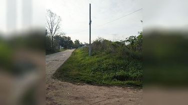 Quisiera por favor que publiquen las fotos de la falta de iluminación en el barrio La Alborada de Derqui. Entre El Cardenal y El Chingolo, no hay nada de iluminación y hay un campo enorme. Anoche (por el domingo a la noche) me entraron a robar a mi casa y de la oscuridad que hay ya da miedo. Por favor, a ver si se apiadan y ponen iluminación. Laura Sánchez..