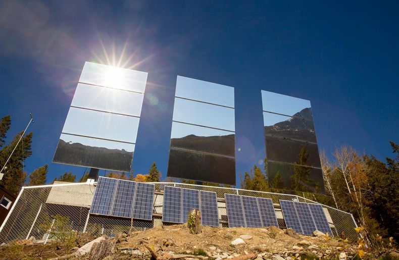 Dos pueblos que se miran a un espejo gigante para encontrar el sol. (habitante.it)..jpg