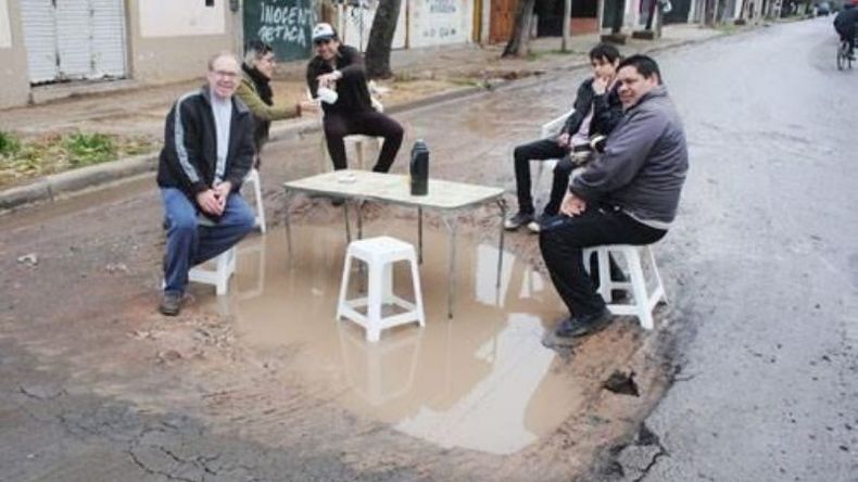 INGENIO. “Polémica en el ba…che”, en Medrano y San Martín..