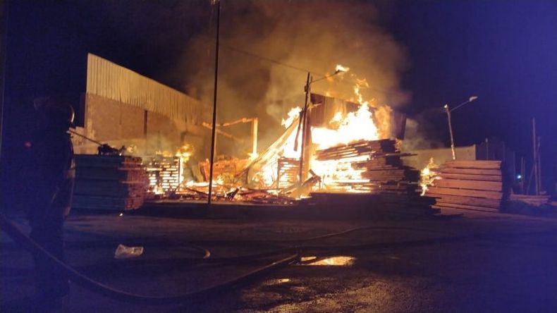 El fuego se inició poco antes de la medianoche..