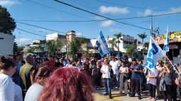 RECHAZO. La asamblea en Del Viso reclamó contra la eliminación del plan. RECHAZO. La asamblea en Del Viso reclamó contra la eliminación del plan.
