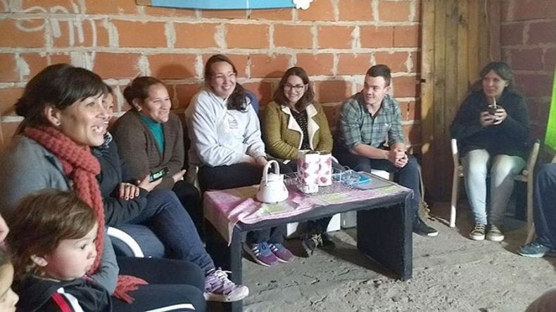 VISITA. Bortule junto a padres del club Las Vías, en Villa Rosa..