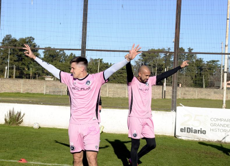 DESEO. Otermín y Riquelme sueñan con festejar este sábado en La Tablada.