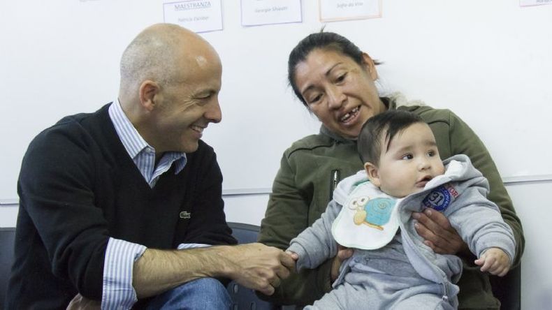 SALUD. Ducoté recorrió el centro sanitario y dialogó con los vecinos..