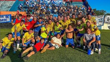 Los jugadores de La Fraternidad festejan el triunfo en la cancha de Armenio.