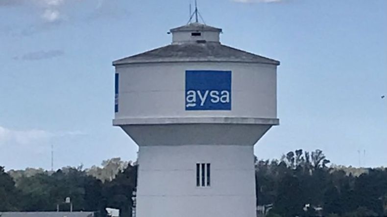 Monumento a la indiferencia y la ineptitud. @AySA_Oficial deja sin suministro a miles en medio de 1 pandemia y ola de calor. Teléfono de reclamos: “hay cortes en Florencio Varela”. Ni geografía aprobaron. Bel Adams / @Bel_Adams..